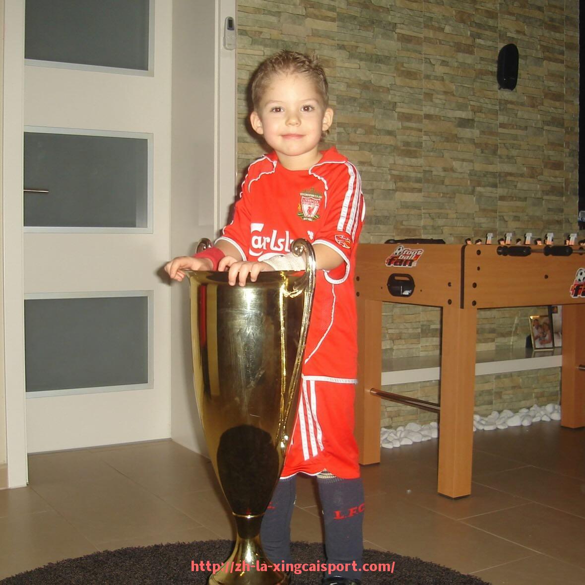 杏彩体育-世俱杯中最被主帅信任的首发球员调查与战术位置盘点