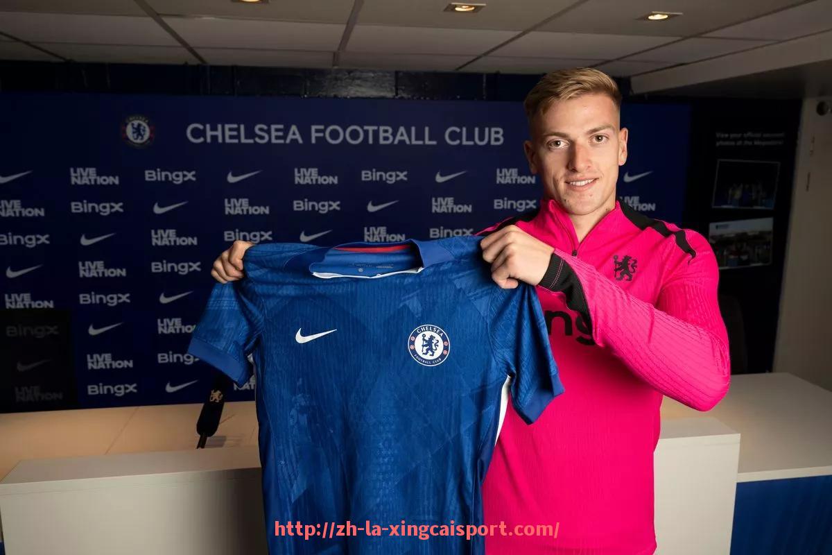 杏彩体育-CBA篮球看足球比赛：CBA球员和篮球迷观看足球比赛的现象